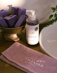 Lavendelseife und Lavendel Flüssigseife im Badezimmer